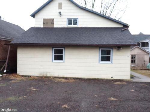33 Hellertown Ave, Quakertown PA 18951-1727 exterior