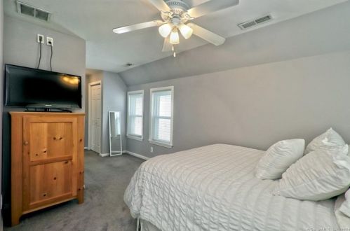 56 Botsford Ave, Milford CT 06460-5805 exterior