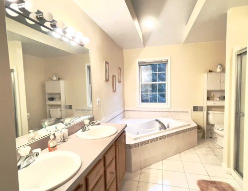 1 Settlers Ct, Poughkeepsie NY 12603-6230 exterior