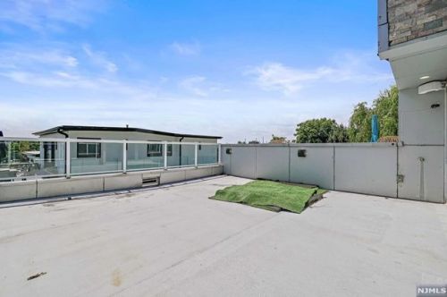 24 Casta Ln, Edgewater NJ 07020-1504 exterior