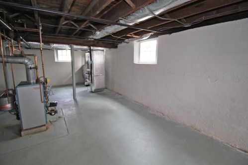 135 Gibbs Ave, Middletown RI 02840-2258 exterior