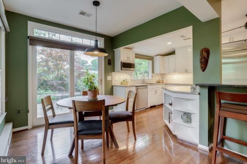 8909 Linton Ln, Alexandria VA 22308-2438 exterior