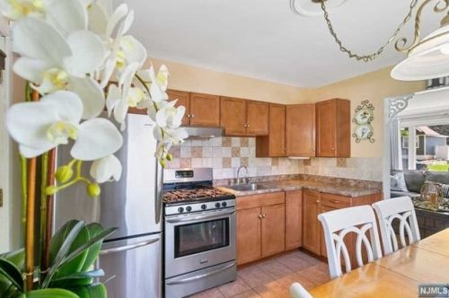 545 Kenwood Pl, Teaneck NJ 07666-1652 exterior