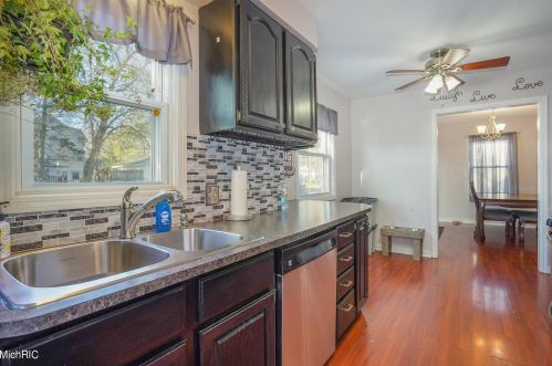 1148 Aberdeen St, Grand Rapids MI 49505-3822 exterior