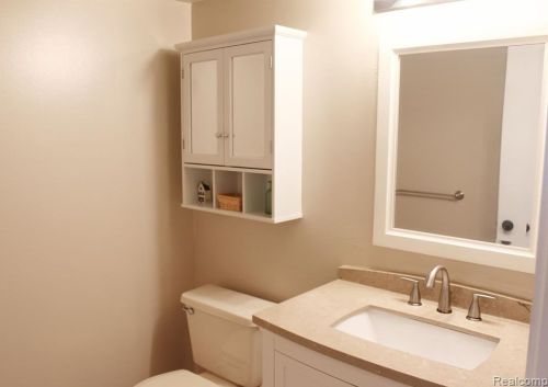 627 Ashley Cir, Rochester MI 48307-4593 exterior