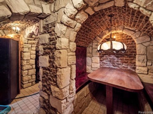 2009 Victoria Hl, Rochester MI exterior