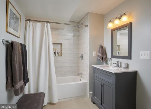 6825 Old Chesterbrook Rd, Mc Lean VA 22101-4408 exterior