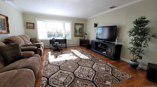 15 Mont Ave, Huntington Station NY 11746-6835 exterior