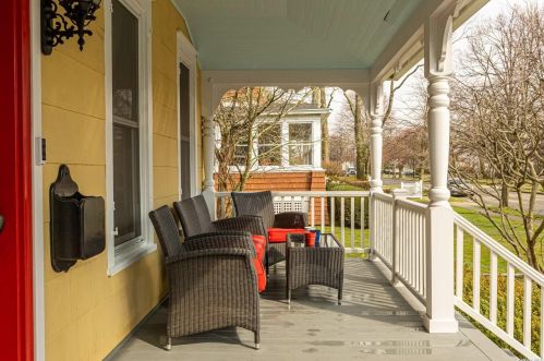 74 Carll Ave, Babylon, NY 11702-3403