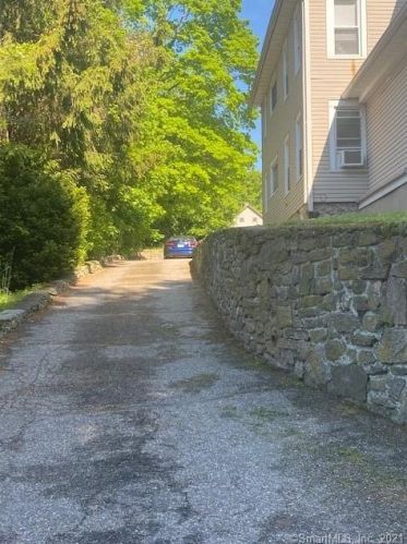 8 Ave, Derby CT 06418-1619 exterior