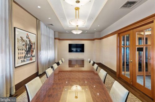 440 Broad St, Philadelphia PA  19146-4900 exterior