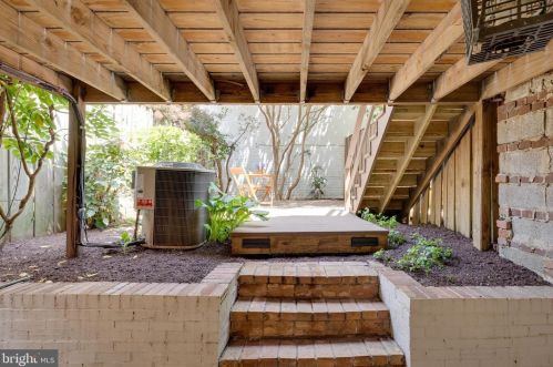 145 U St, Washington DC 20001-2338 exterior