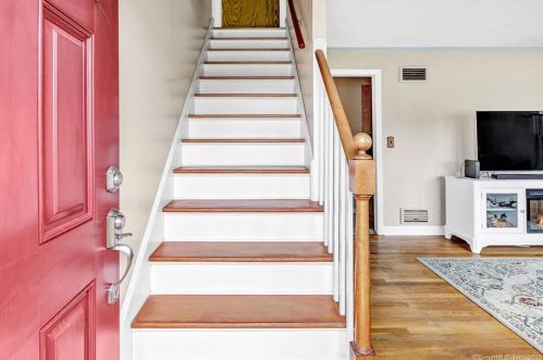 18 Paugassett Rd, Derby CT 06418-2047 exterior