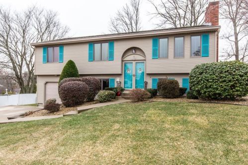 8 Ferncrest Dr, Providence, RI 02919-3504