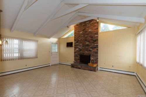 10 Glendale Dr, Huntington Station NY 11747-1237 exterior