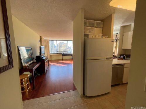 430 Lewers St, Honolulu HI  96815-2444 exterior