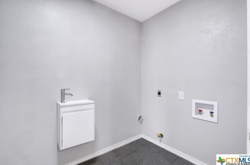 718 Grosvenor St, San Antonio TX 78221-1408 exterior