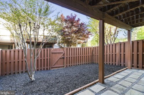 7433 Dunnington Pl, Alexandria VA  22315-5248 exterior