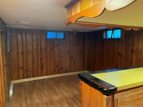 4 Stanley Dr, Enfield CT 06082-1814 exterior