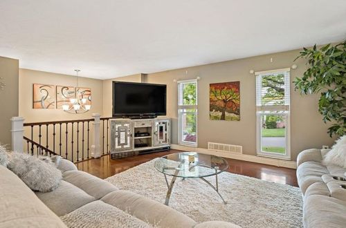 203 Essex Knoll Dr, Moon Twp, PA 15108-3225