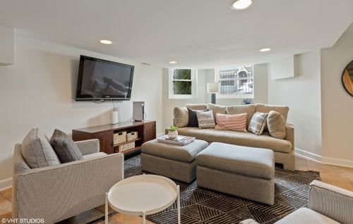 1908 Roscoe St, Chicago IL 60618-6245 exterior