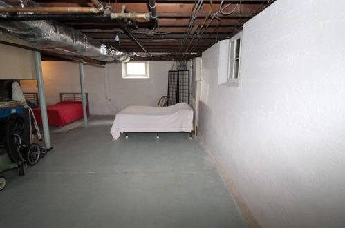 135 Gibbs Ave, Middletown RI 02840-2258 exterior