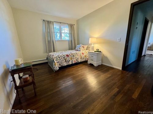 2853 Emmons Ave, Rochester MI 48307-4725 exterior