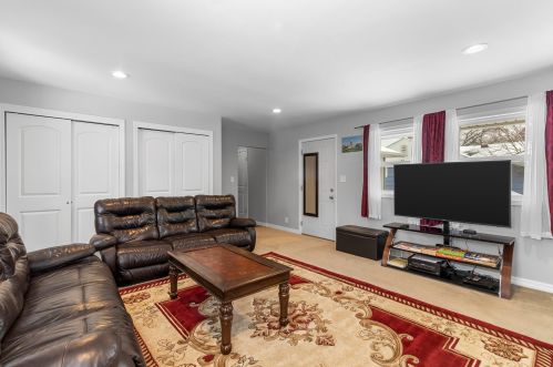 7047 Navajo Ave, Milwaukee, WI 53217-3865