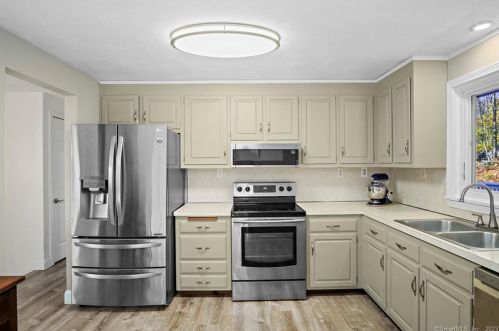 39 Tra Mart Dr, Uncasville CT  06382-1115 exterior