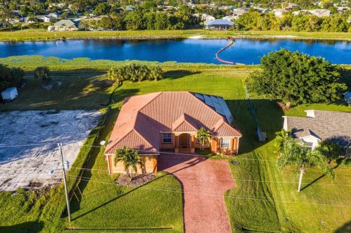 386 Dalton Cir, Fort Pierce FL 34953-5850 exterior