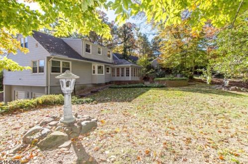 1490 Fox Trl, Mountainside NJ 07092-1301 exterior