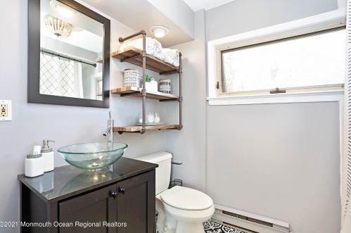 30 Broadway, East Freehold NJ 07728-1813 exterior