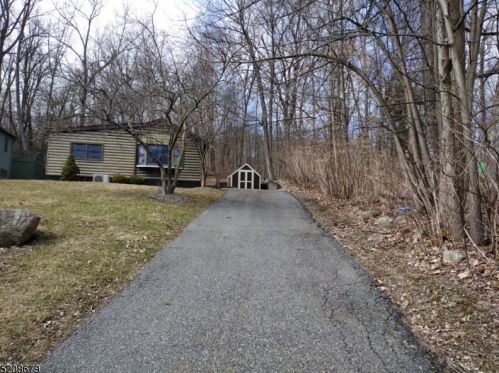 85 Lakeside Dr, Wantage NJ  07461-4360 exterior