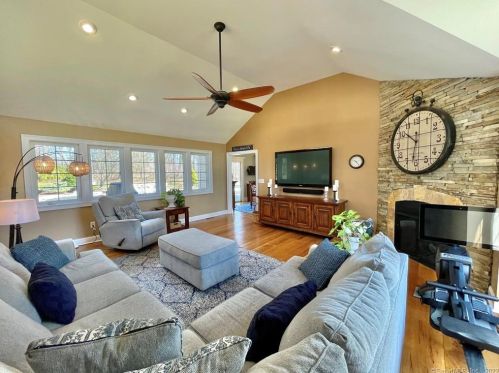 27 Patrick Dr, Seymour CT 06483-2372 exterior