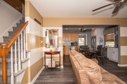 29 Meadow Dr, Paterson, NJ 07512-1911