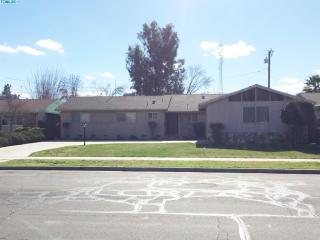 821 Pleasant Ave, Tulare, CA 93274-2223