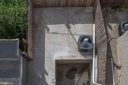 2122 2nd St, Philadelphia PA 19147-3802 exterior