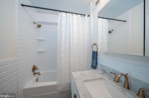 328 Lemonte St, Philadelphia PA 19128-4520 exterior