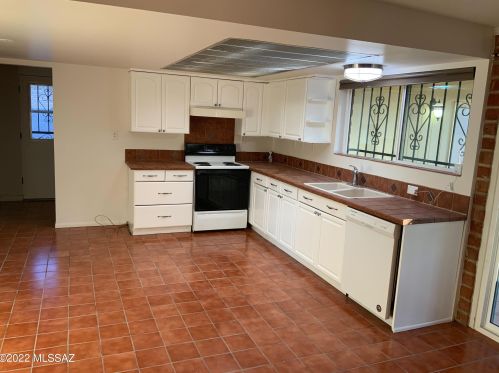 1822 Camino Seco, Tucson AZ  85710-7241 exterior