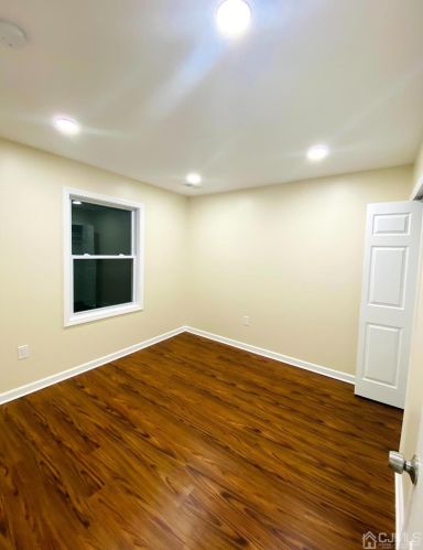 42 Park Ave, Iselin NJ 08830-2242 exterior