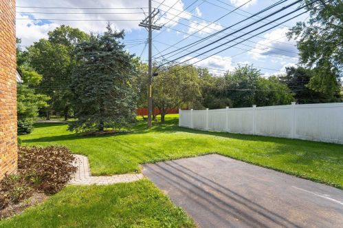 1136 Brewster Rd, Rochester MI 48309-1433 exterior