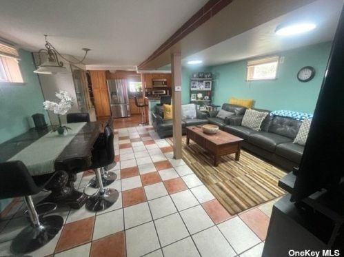 97 Hunter Ave, Valley Stream, NY 11580-3027