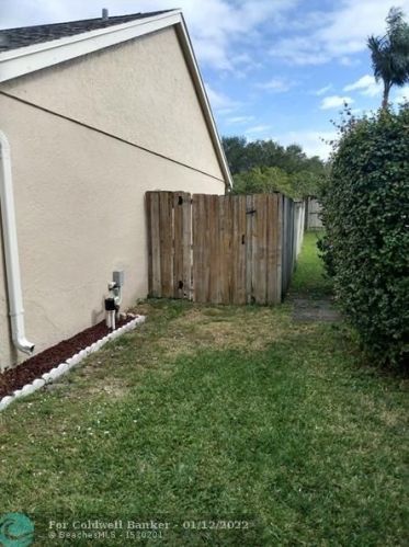 6 Misty Laurel Cir, Boynton Beach, FL 33436-8939