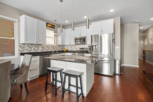 2043 Iowa St, Chicago, IL 60622-5171