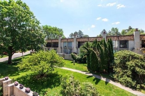 1201 Oakwood Ct, Rochester MI 48307-2539 exterior