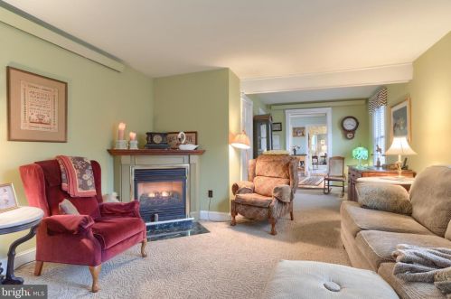 273 Main St, Hummelstown PA 17036-1721 exterior