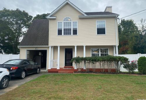 470 Irving St, Central Islip NY 11722-3718 exterior