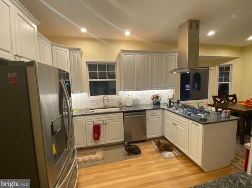 1002 Monroe St, Herndon VA 20170-3211 exterior