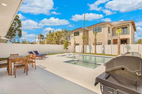 525 102 Ave, Naples FL 34108-3213 exterior