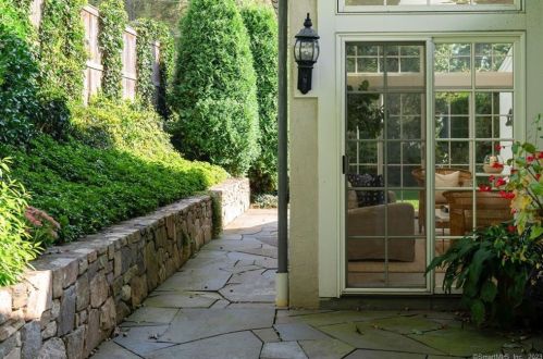 31 Crst Rd, Norwalk CT 06853-1207 exterior